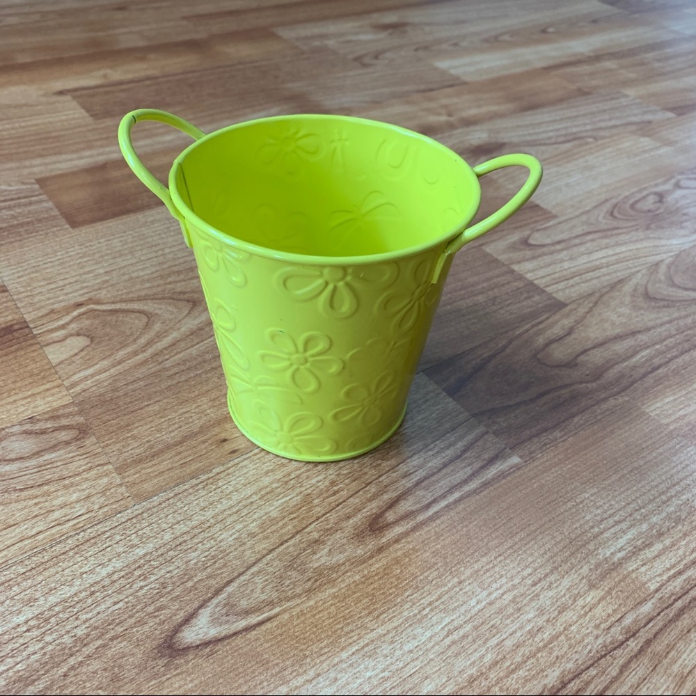 Free item: Small tin pail
